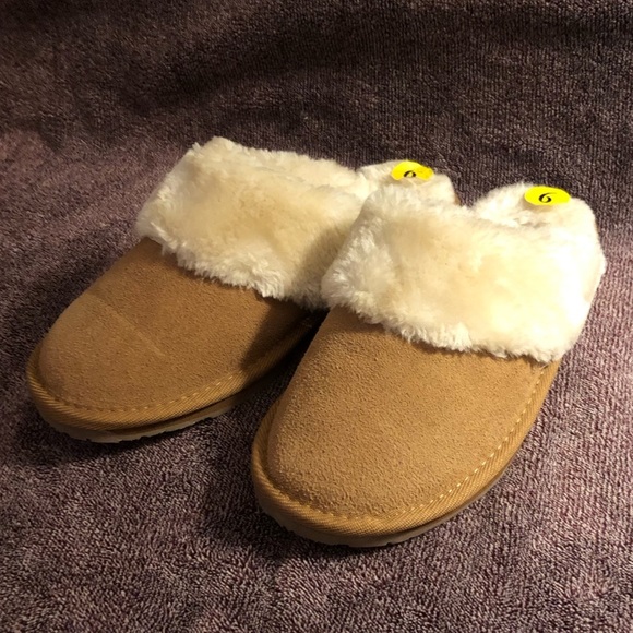 Minnetonka Shoes - Minnetonka Cozy Tan and Cream slide in Slippers.